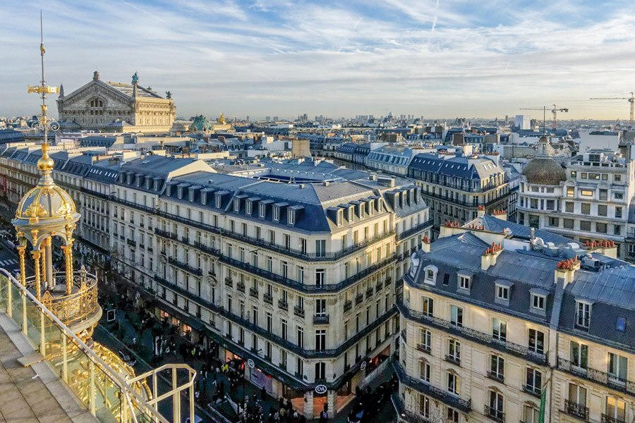 Uitzicht over Parijs en de Opéra vanaf het dakterras van het Galeries Lafayette.