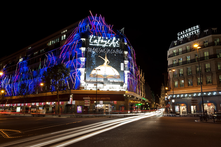 Galeries Lafayette Parijs 's avonds verlicht