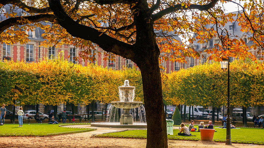 Herfst in het Place des Vosges Parijs