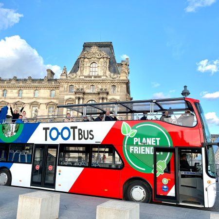 Hop on hop off bus in Parijs
