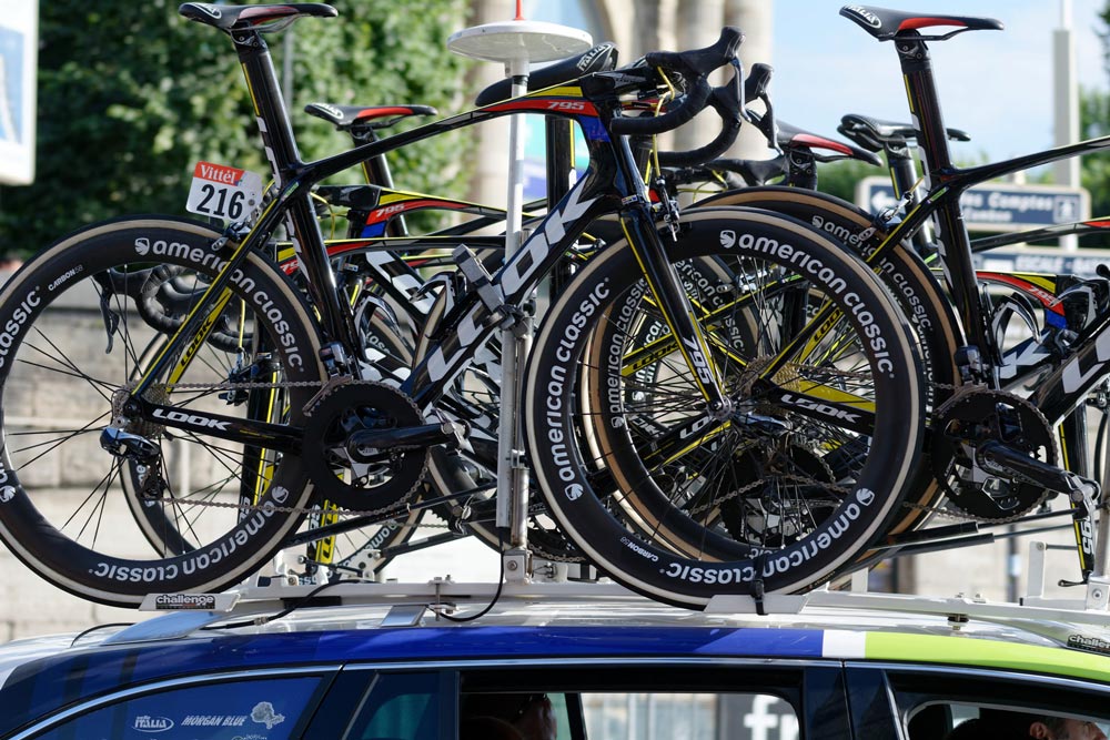 Die Tour de France entlang der Champs-Élysées verfolgen