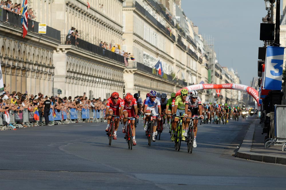 Die Tour de France entlang der Champs-Élysées verfolgen