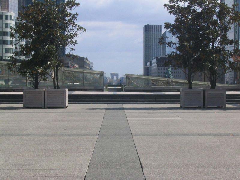 Dak van het La Défense metrostation met op de achtergrond de Arc de Triomphe. 