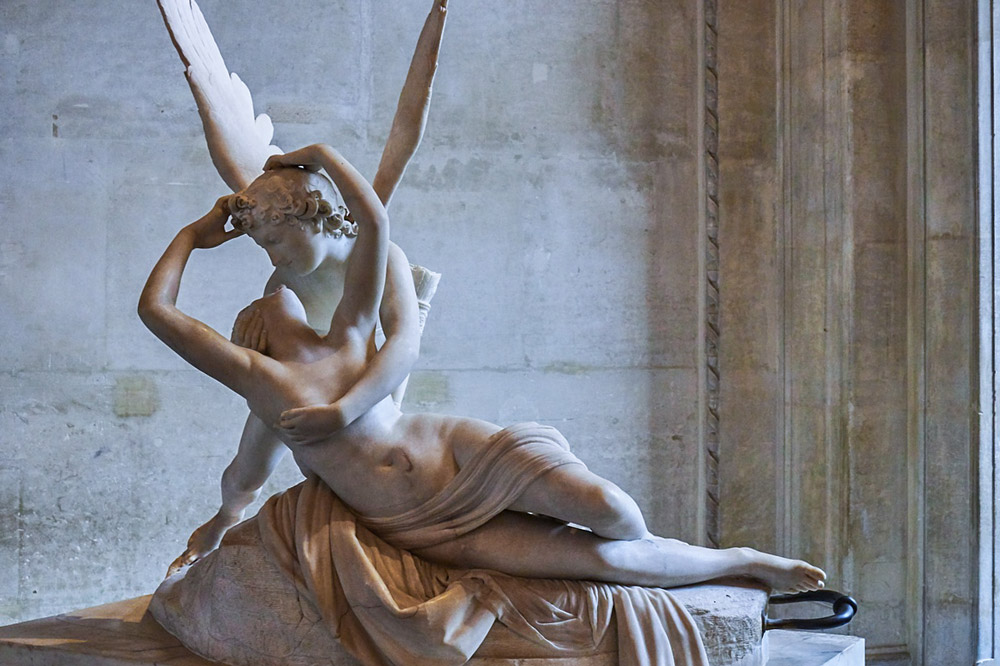 Kus van Cupido en Psyche Louvre museum Parijs