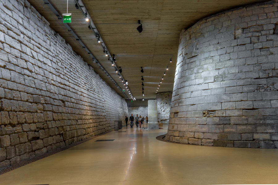 Louvre museum tentoonstelling Middeleeuws Louvre in de Sully vleugel