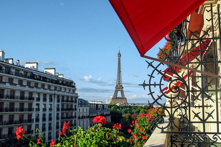 Uitzicht op de Eiffeltoren vanuit het Hotel Plaza Athenée