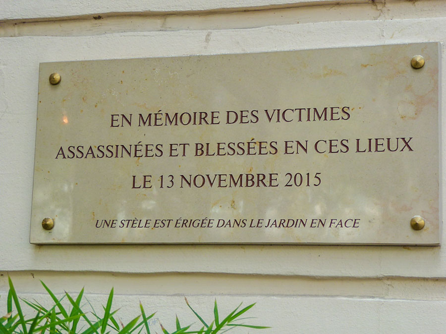 Plakkaat ter herinnering van de slachtoffers die vielen in het Bataclan theater tijdens de terroristische aanslagen in 2015