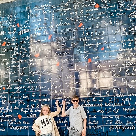 liefdesmuur met kinderen in parijs montmartre