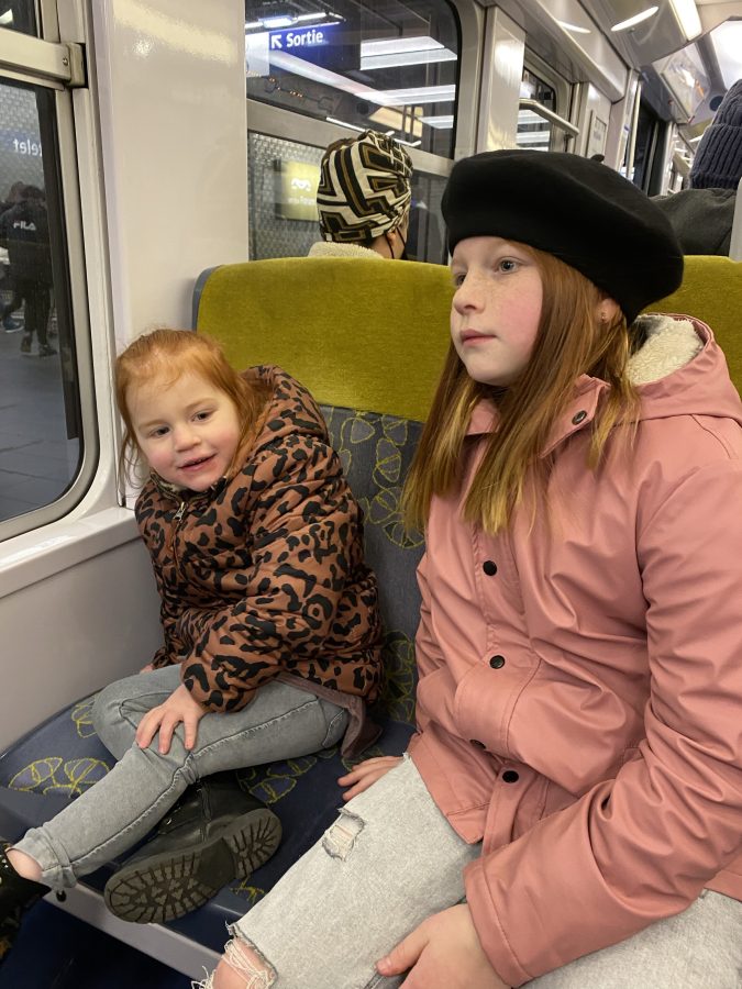 met kinderen in de metro van Parijs