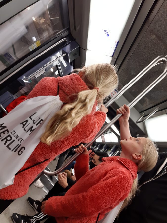 met kinderen in de metro van parijs