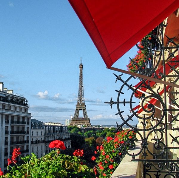 Uitzicht op de Eiffeltoren vanuit het Hotel Plaza Athenée