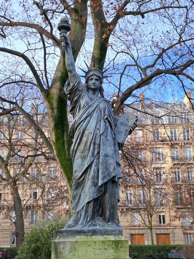 vrijheidsbeeld Parijs in het Jardin du Luxembourg