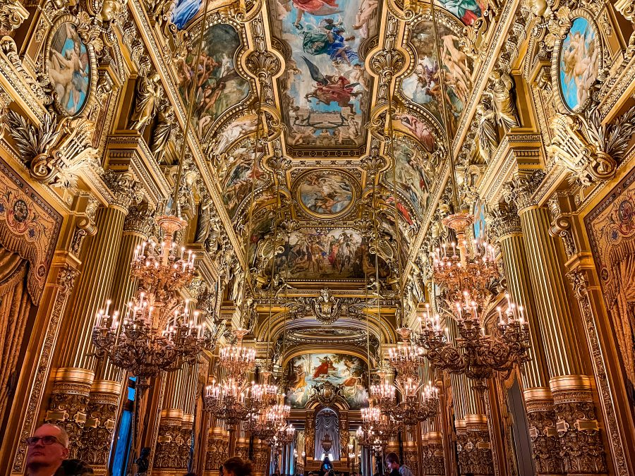 spiegelzaal grand foyer in Opera Garnier