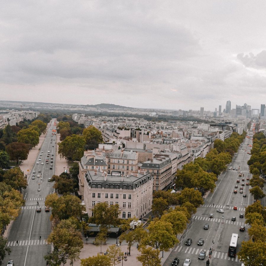 uitzicht over parijs vanaf de arc de triomphe