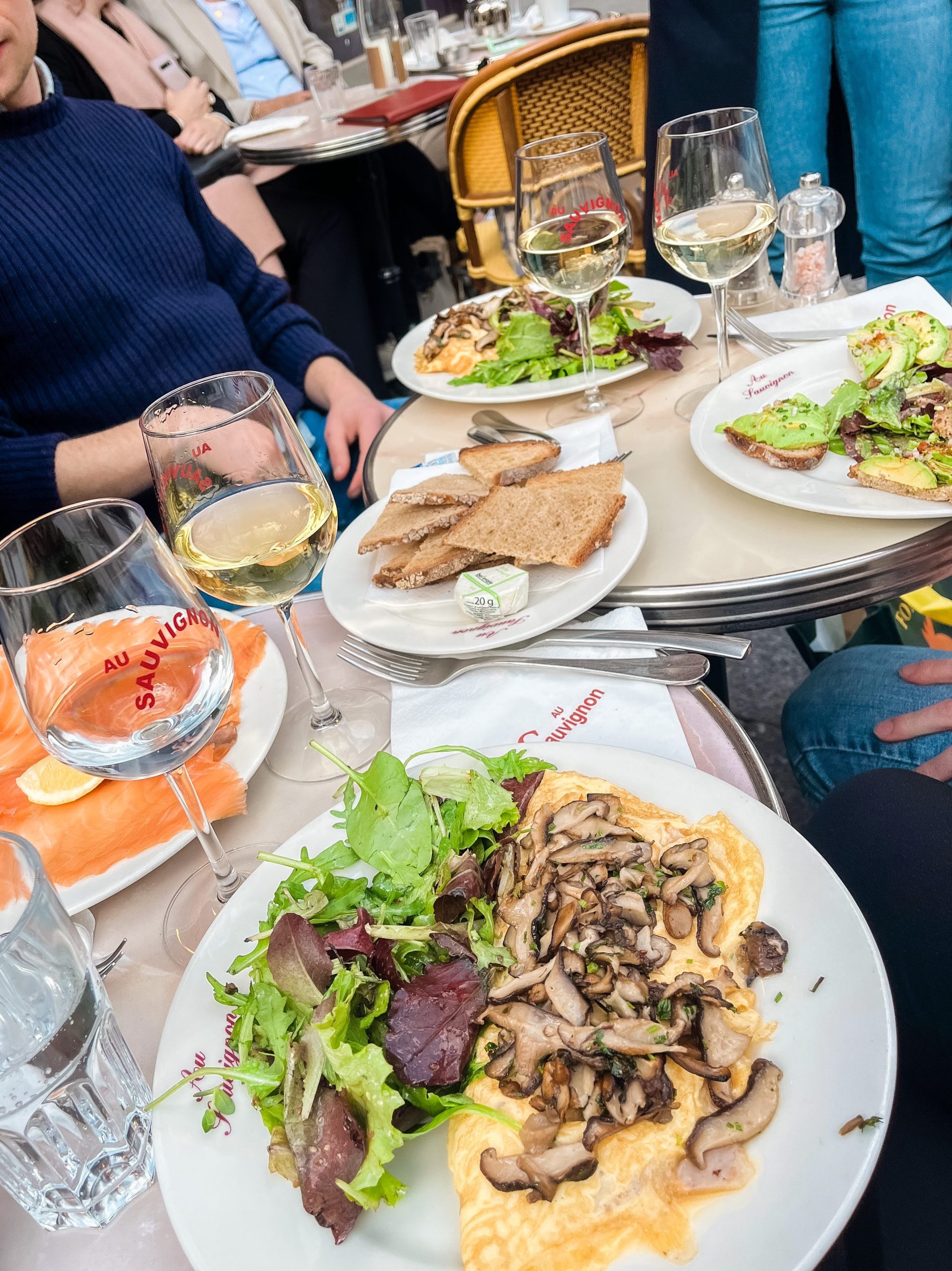 De omelet van Au Sauvignon, een van de leukste restaurants in Parijs