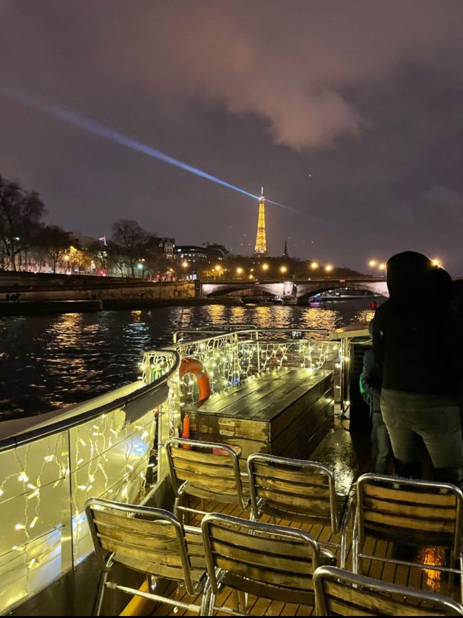 boot over de seine avond eiffeltoren