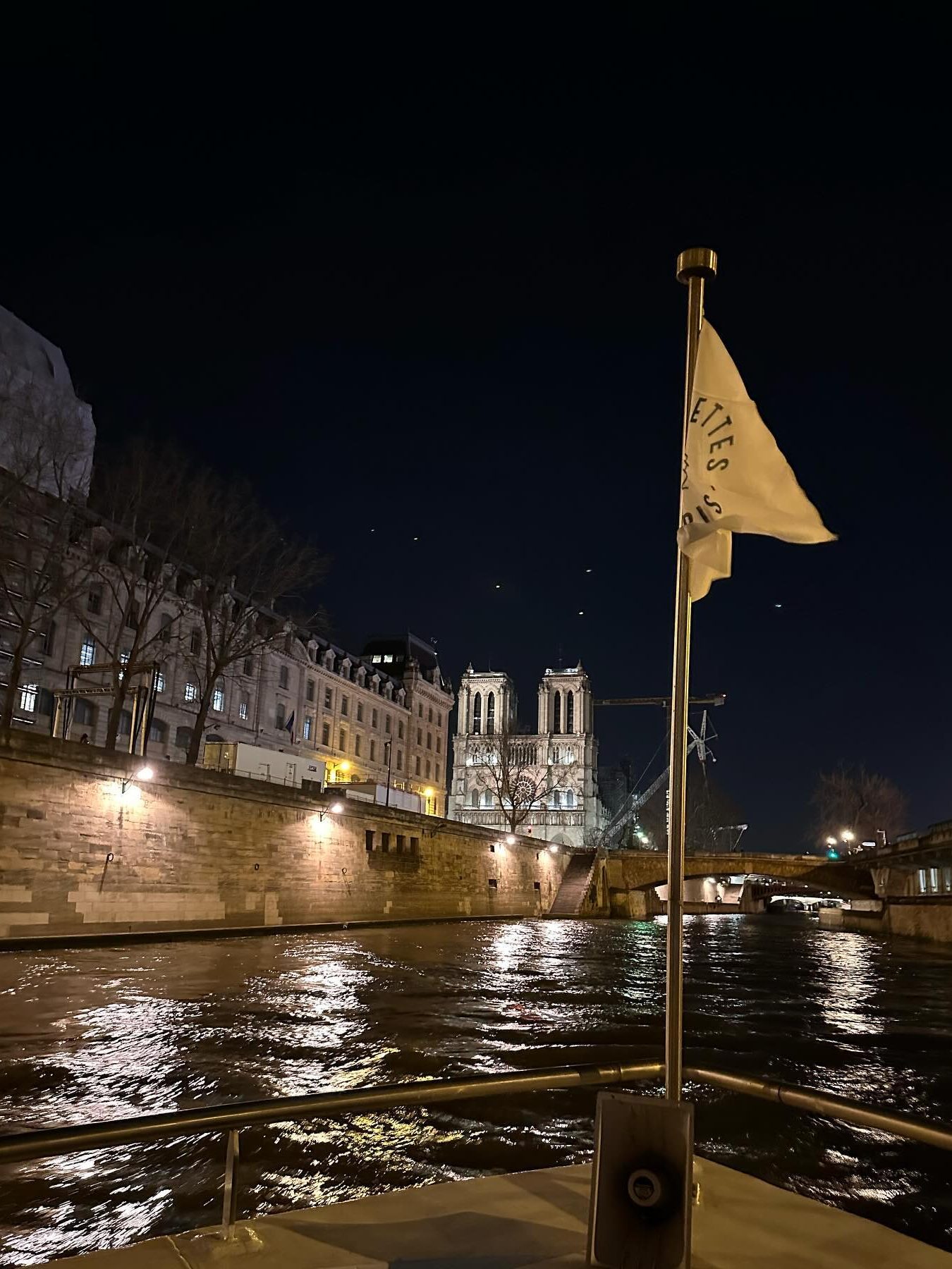 boottocht seine in de avond nacht in het donker