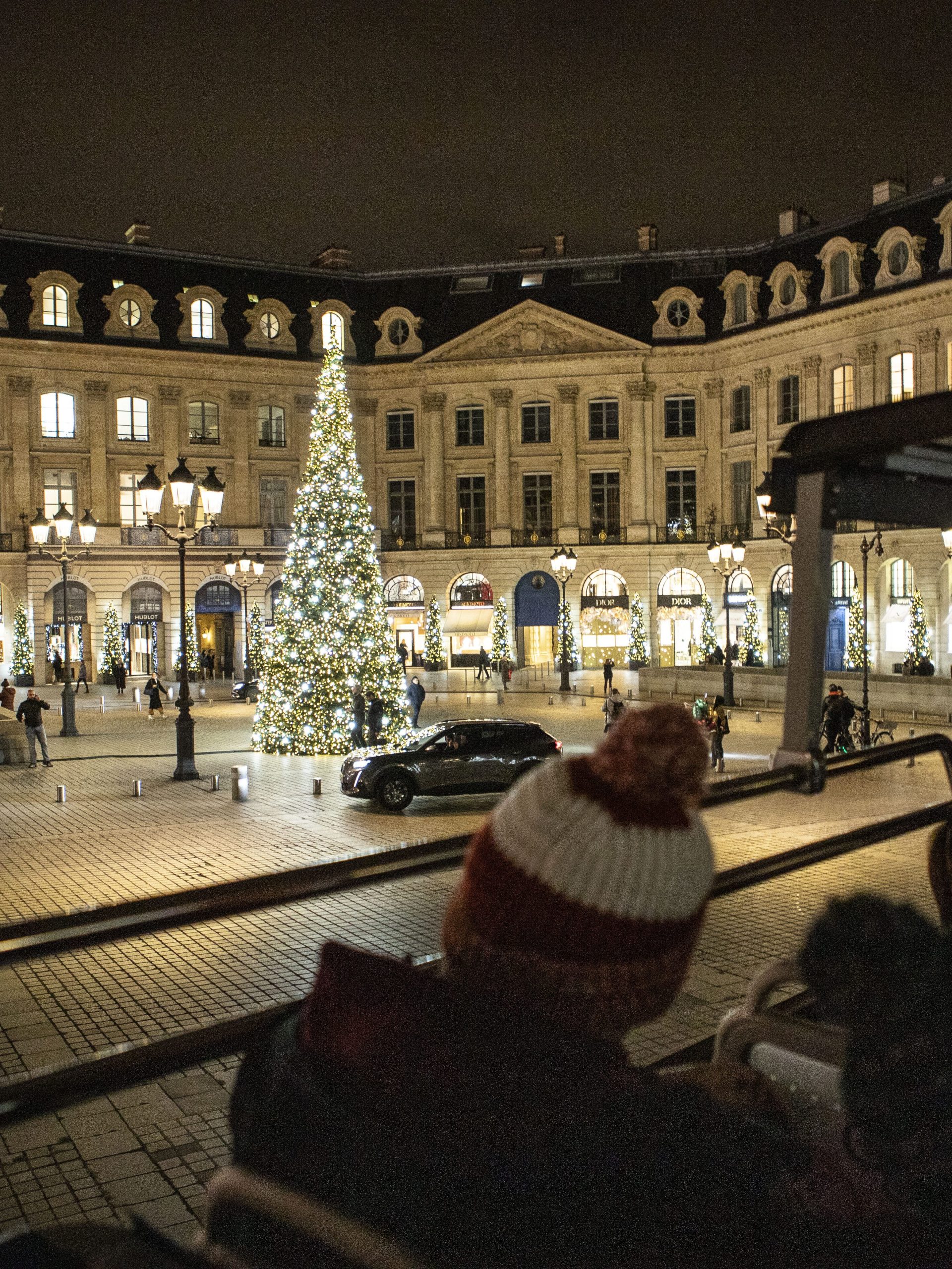 hop on hop off langs kerstversiering in Parijs