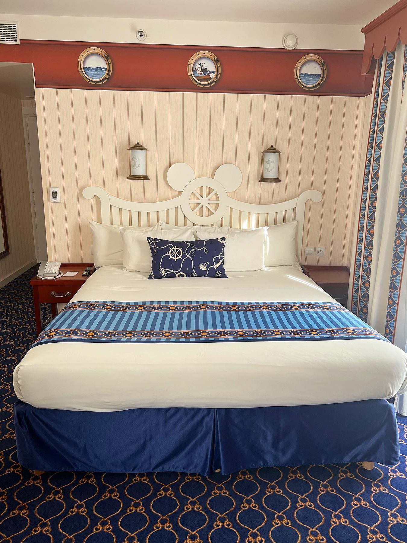 kamers van het hotel bij disneyland parijs lijken wel een kajuit