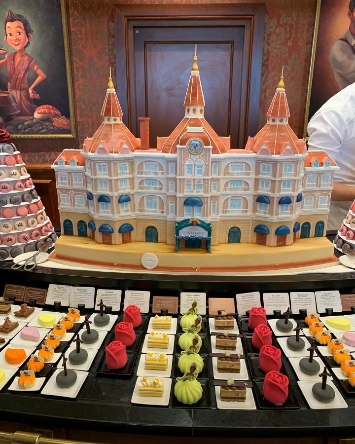 gebakjes bij het ontbijt in het officiële disneyland hotel in Parijs