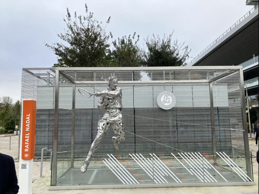 Het indrukwekkende beeld van Nadal bij het Roland Garros stadion